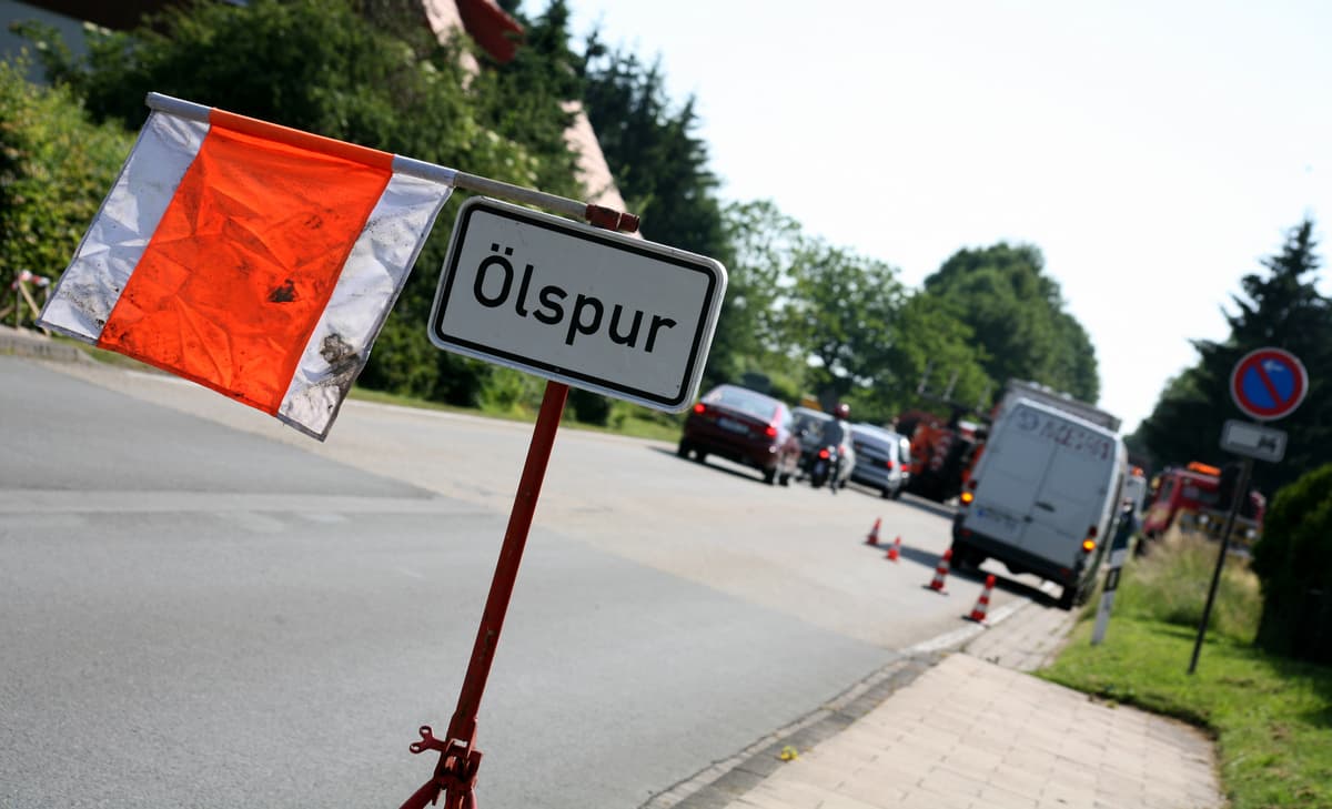 Ölspur-Warnschild auf einer Straße – Gefahr durch auslaufende Betriebsstoffe